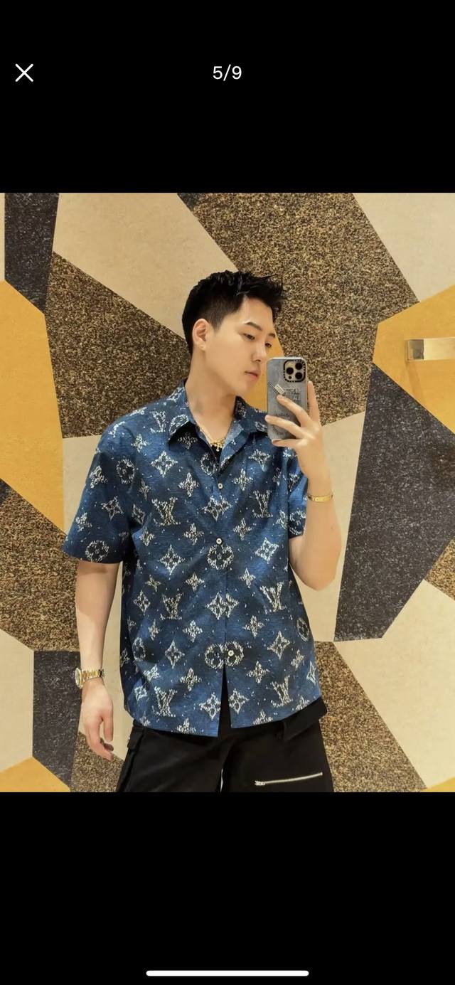 LV 2025新款 深蓝色帆船印花老花短袖衬衫 本款短袖衬衫聚焦当季 Monogram Regatta 印花 棉质府绸浸染深邃色彩 海浪般翻涌的纹理之上 航行的