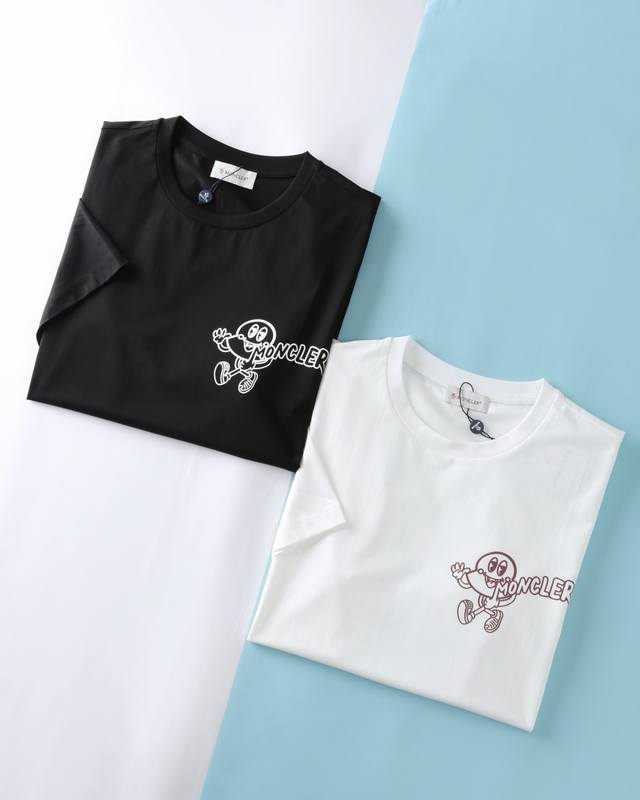 Mon*扣 25Ss夏季新款高支高密双股丝光棉圆领短Tee 男士趣味卡通字母胶印徽标时尚休闲短袖T恤衫 贸易公司渠道稀出 同步Gw发售 法蒙家推出了一款令人惊艳