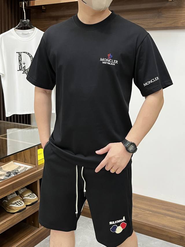 Moncler 蒙口 2025Ss夏装新品休闲短袖套装 明星最爱时尚简约大方 干净利落剪裁 都市风十足 采用精品定制面料 手感软糯干爽 上身效果挺括有型 立体剪