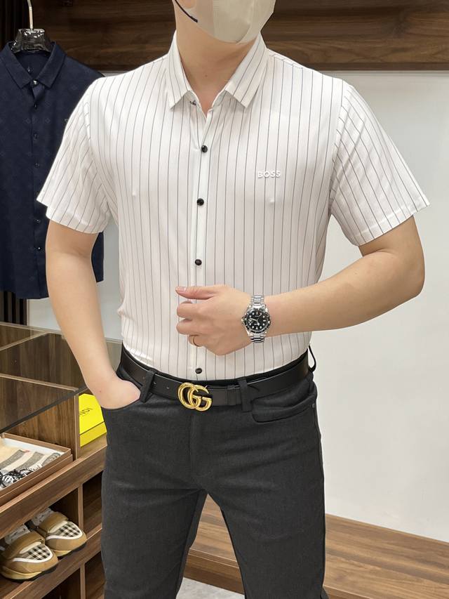 Boss-2540Ss开春新款 专柜时尚大爆款翻领衬衫 休闲时尚外穿 内搭必备款 舒适好看上身可见 定制进口高端丝光面料 手感细腻丝滑有质感 上身舒适透气清爽