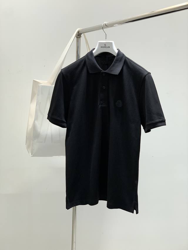 Moncler 蒙口 2025夏季最新品 专柜同步有售 原单狠货 时尚休闲翻领短袖T恤 上身舒适 吸睛而有亮点 采用进口原版面料 顶级印胶工艺字母图案Logo
