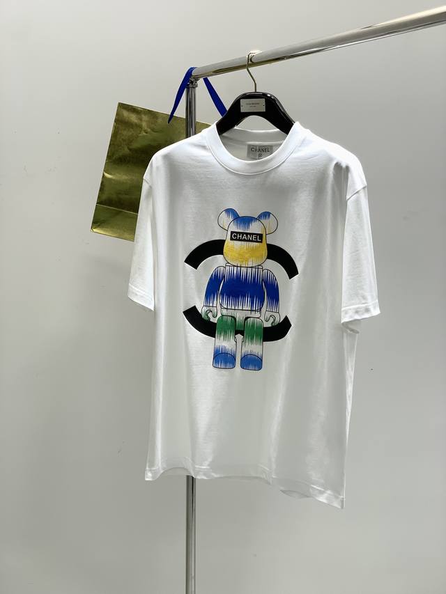 Chanel 香奈儿 2025夏季新品 专柜同步有售 原单狠货 时尚休闲圆领短袖T恤 采用进口原版纯棉面料 顶级印花工艺字母图案Logo 一贯的高规格出品 亲肤