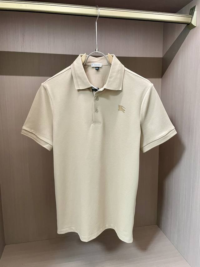 bur 2025Ss夏季新款 官网最新款翻领 polo衫 搭配品牌图标 延续极简常态化的设计 时髦与气质于一身 配色轻熟百搭 细节精致出挑 面料采用进口丝光珠地