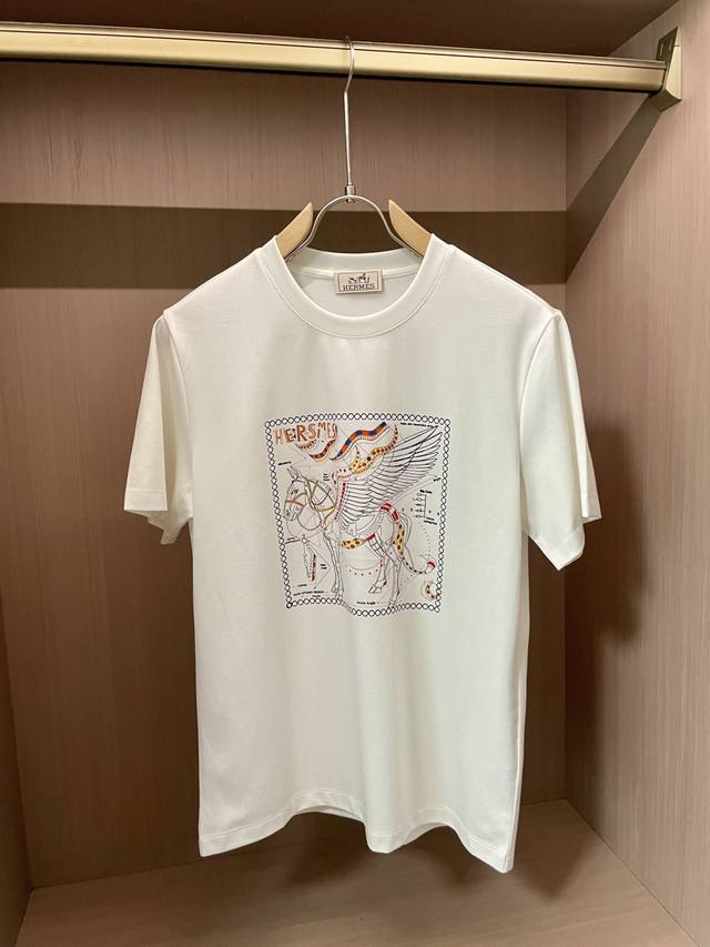 h 重磅推荐 2025Ss夏装新品 专柜在售 最新系列图案Logo短袖T恤 必须人手一件的节奏 进口顶极高密度100%丝光棉面料 极为亲肤舒适 摸上去非常的细腻
