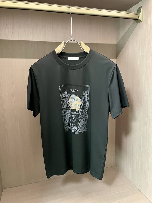 prad 重磅推荐 2025Ss夏装新品 专柜在售 最新系列图案Logo短袖T恤 必须人手一件的节奏 进口顶极高密度100%丝光棉面料 极为亲肤舒适 摸上去非常