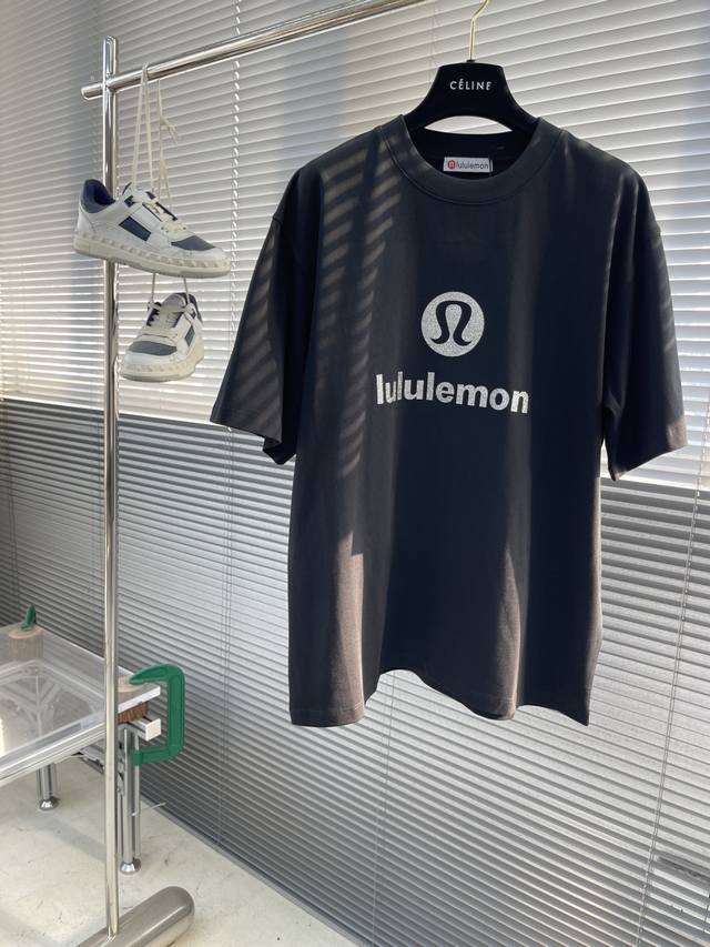 Lululemon 厚版标识短袖T恤 采用280克新疆棉冰感索罗娜面料 通过索罗娜科技处理 在夏季穿着时能带来冰凉的触感 成衣普洗 喜欢高版本的可以首选 成衣立