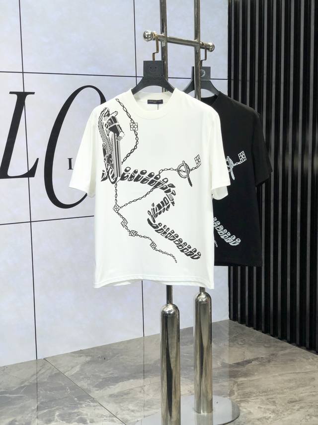 Lv 2025春夏新品时尚圆领短袖高级定制百搭款式 更有实用感 任何人都可以轻松驾驭 采用欧棉纯棉面料制作 奢华经典品牌Logo设计 W非常显档次懂货的必须入