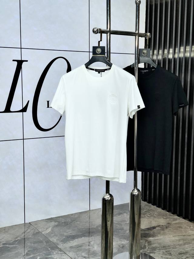 D&G 2025春夏Ss丝光圆领T恤#精选进口定织100%丝光纯棉面料 它的纤维长度更长莄柔 强韧度更高 色牢度也更强 所以用埃及棉做出来的产品 W更耐磨也更大