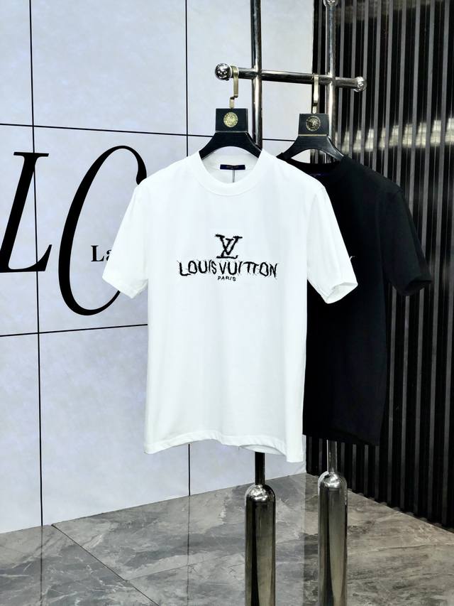 Lv 2025春夏新款首发专柜最新款短袖圆领T恤 高端订制 设计前卫时尚 品牌Logo重工艺设计 高端定制丝光云朵棉面料.手感柔软.穿着舒适.C专柜级别精致车线