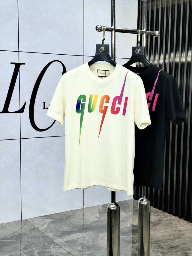 Gucci 2025春夏新款首发专柜最新款短袖圆领T恤 高端订制 设计前卫时尚 品牌Logo重工艺设计 高端定制丝光云朵棉面料.手感柔软.穿着舒适.C专柜级别精