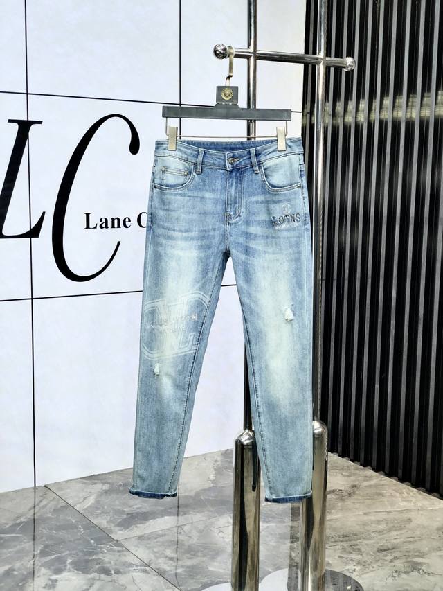 Lv 2025Ss春夏 新款休闲9分牛仔裤 高端定制系列 进口高密度定制纯棉单宁面料 舒适柔软亲肤 5笔挺不易起皱 简单明了 超级百搭上身效果超级棒时尚百搭 笔