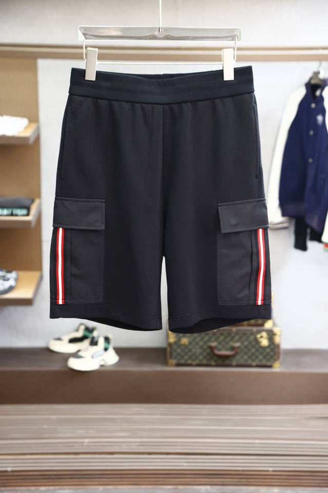 2025春夏系列新品 bally 巴利 男士斜纹卫衣短裤 考究的剪裁是品牌工坊精湛工艺的精髓所在 也是品牌传承的核心 这款短裤是二零二五春季男装系列新品 款式时