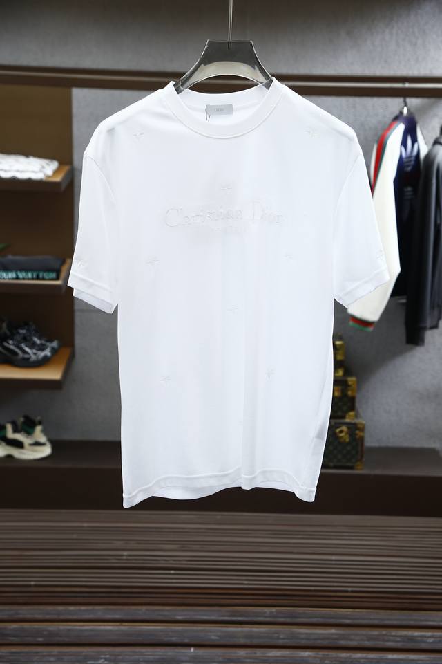 dior Homme 迪奥 桀傲 Ss春夏新品 小破洞印花标识T恤 经典而休闲 采用棉质密织平纹针织面料精心制作 前后数码定位字母标识图案 字迹工整清晰 微阔版