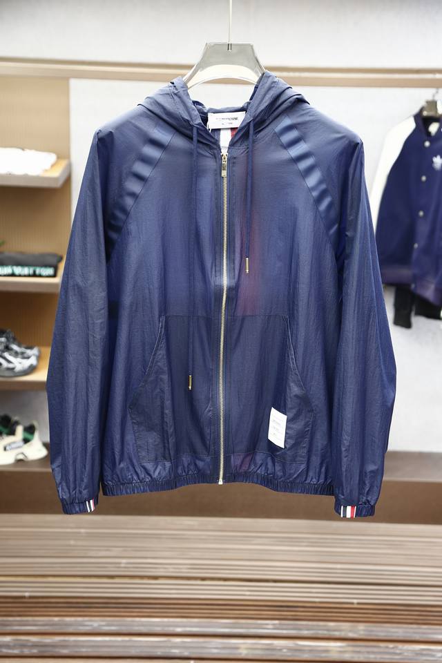 tb-25Ss新款防晒服轻夹克薄外套 时尚休闲防晒 穿着性极高 百搭款 定制定坊的防晒面料具有良好的弹性和透气醒 手感软糯舒适 款式简约而时尚 上身效果挺括有型