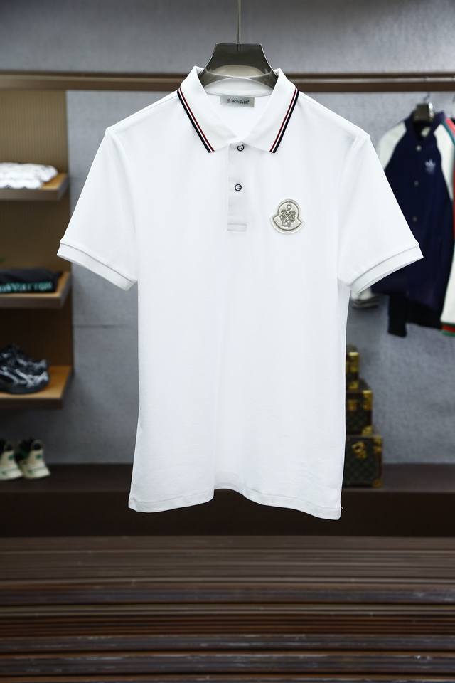 蒙口-2025春夏系列新品 这款polo衫选用棉质珠地面料制成 是考究休闲衣橱中的理想单品 面料呈现微型结构效果 为经典配色增添些许立体质感 精致细节为这款po