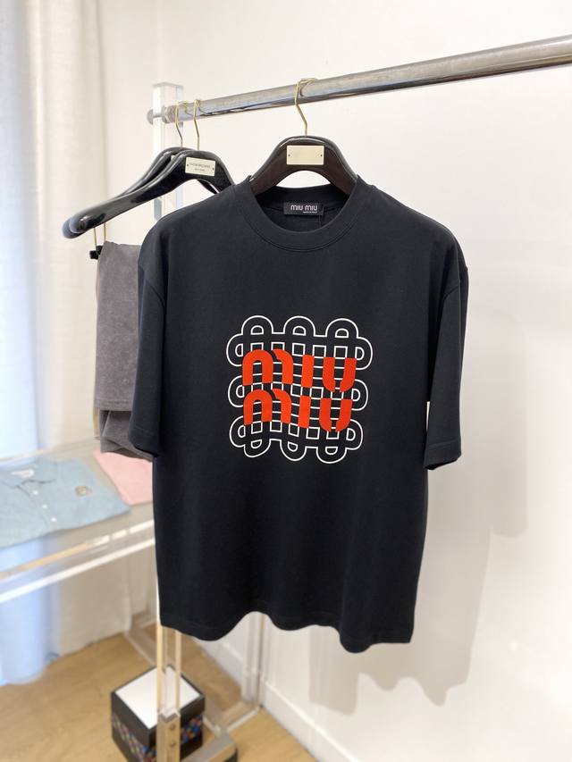 miu Miu时尚潮牌 2025最新款短袖T恤 帅气时尚 胸前顶级印花字母Logo 简约百搭款 面料棉 不仅挺括 保持潮流的廓形 又穿着舒适 纱织更细腻 码数M