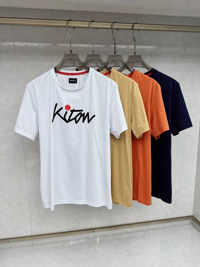 Kiton 2025春夏新款首发专柜最新款圆领短袖 高端订制 设计前卫时尚 品牌Logo重工艺设计 高端定制丝光棉面料.手感柔软.穿着舒适.专柜级别精致车线.做