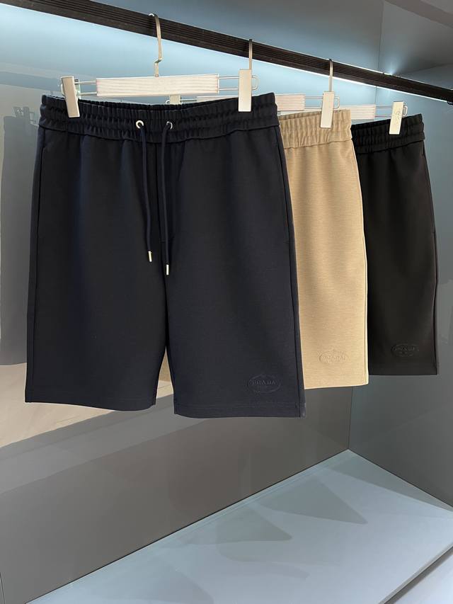 新品 2025Ss夏季新品 pr*Da 针织弹力运动休闲五分裤 男装夏季针织短裤 经典裁剪裤型永不过时.拼接侧边条纹设计呈现现代简约的时尚魅力 弹力棉,手感及垂