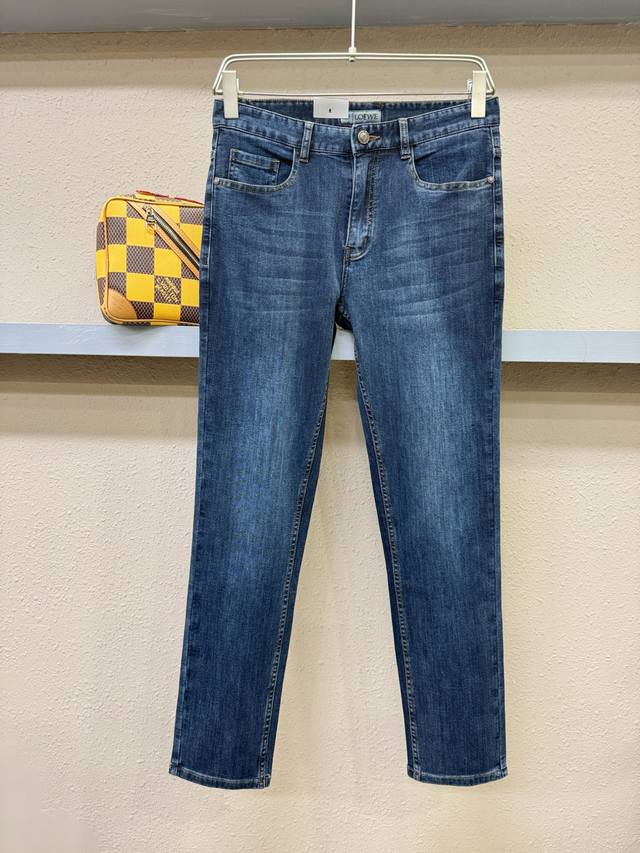 Loewe罗意威 原单牛仔裤 2025新品 原版牛仔裤 原版重工打造 品牌经典Logo设计 三标齐全 原版五金辅料 专柜定制牛仔面料 完全对版专柜 欢迎专柜试穿