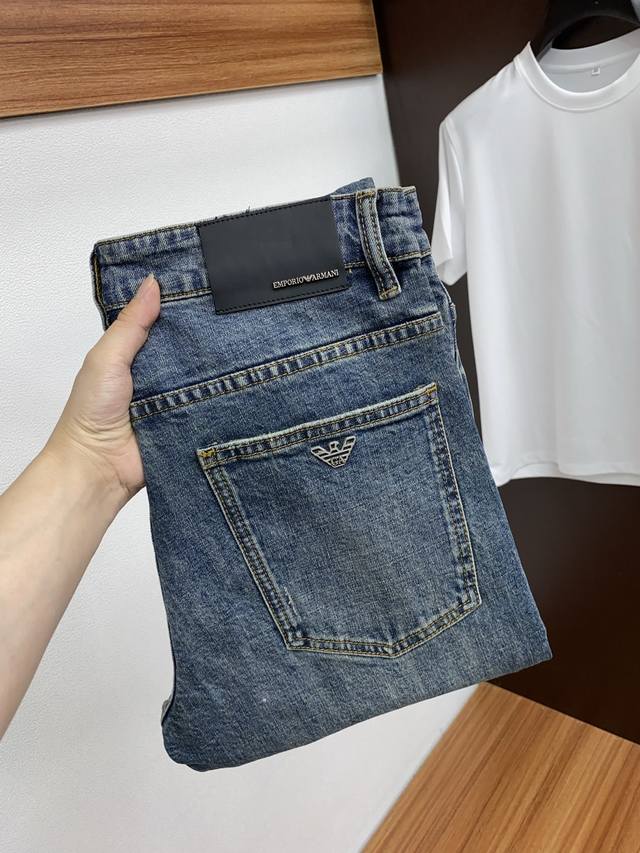阿玛尼 25新款 市场独家订制进口丹宁牛仔面料 稀缺面料 超级舒服 工艺复杂四季款牛仔裤 针织牛从做旧 独家订制日本订制原单 高级品质 只有规模宏大的洗水工才能
