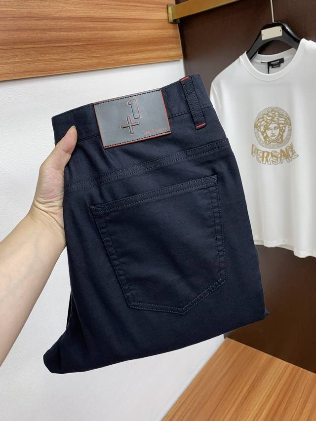 Kiton 2025春夏专柜新款定制五袋休闲裤 干净利落剪裁 都市风十足 采用高端精纺面料手感软糯干爽 上身效果挺括有型 五金精致 商务休闲非常好看如此众多的顶