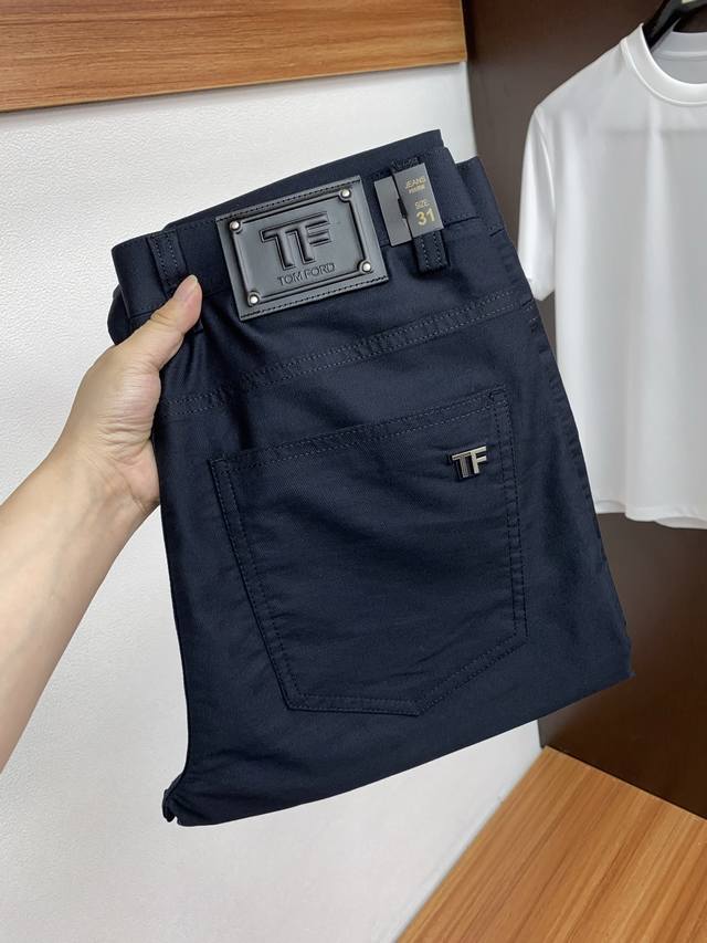 Tf 25年春夏新款休闲裤 干净利落剪裁 都市风十足 采用精纺面料手感软糯干爽 上身效果挺括有型 五金精致 商务休闲非常好看如此众多的顶级原料 打造出价值感无与