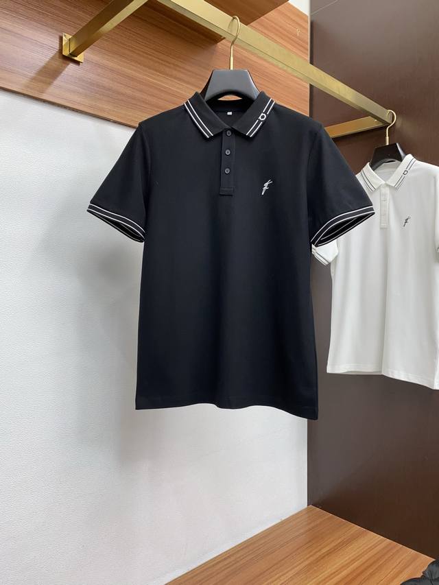 菲拉格慕 臻品定制系列的设计polo衫确实独具匠心 展现了定制服装的精致与品味 定制蜂窝珠地材质 不仅触感柔软舒适 还具有良好的透气性和吸湿性 确保穿着者在任何