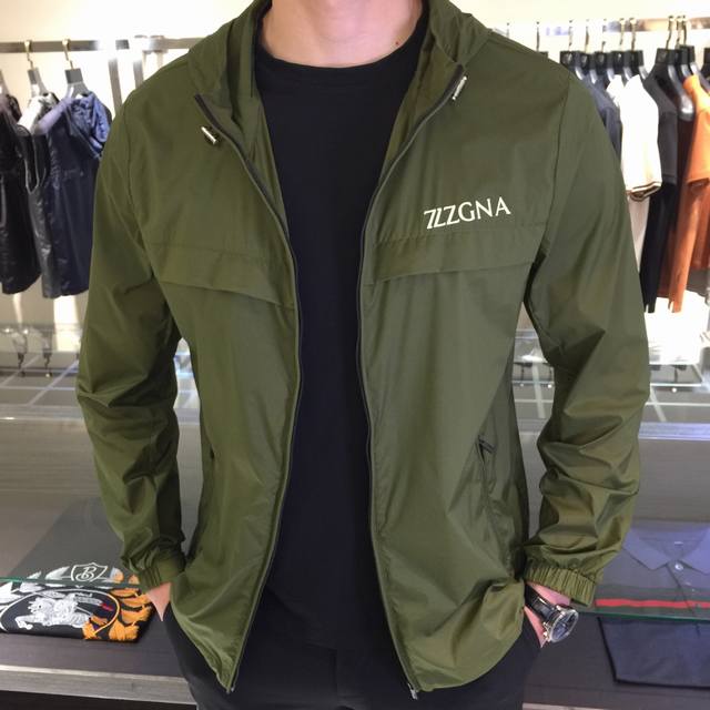 Ze家2025夏季新款防晒服来袭 通过精工混纺之后的面料 手感细滑坚挺 轻薄 透气性强 同时又起到户外防晒作用 兼具自然美感跟舒适度 上身版型裁剪简洁干净 在清
