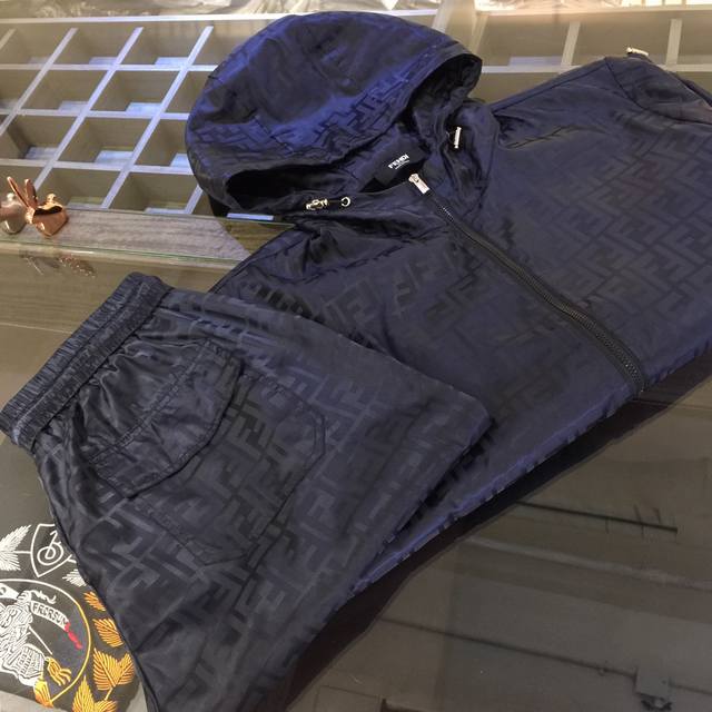 套F家2025新品 男士夏季运动休闲防晒服套装 连帽长袖外套和短裤的组合 单穿也很实用 非常顺滑舒适的进口防晒面料 2025夏季系列 典藏元素中汲取灵感 适合多