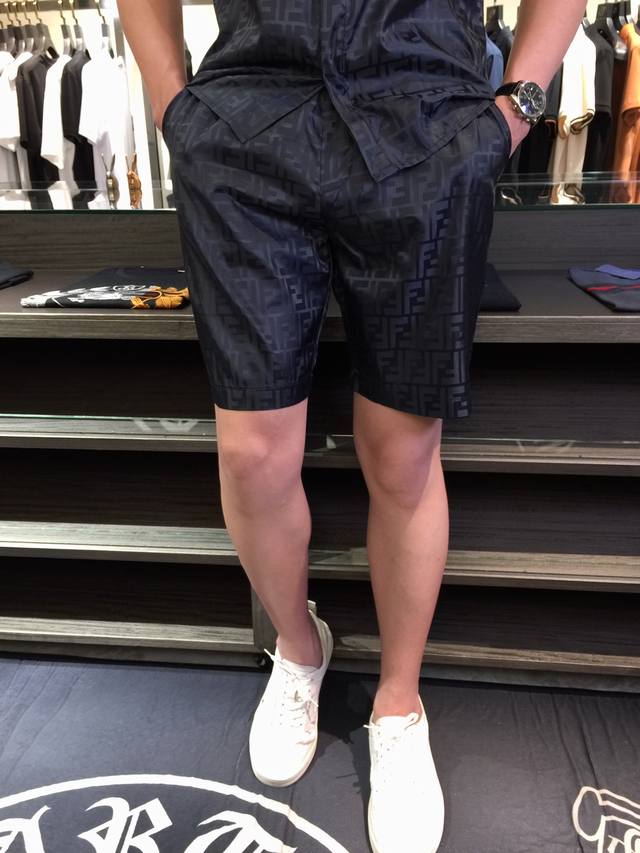 套 短裤细节F家2025新品 男士夏季运动休闲防晒服套装 翻领短袖开衫和短裤的组合 单穿也很实用 非常顺滑舒适的进口防晒面料 2025夏季系列 典藏元素中汲取灵