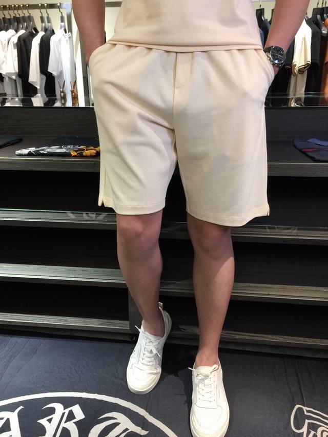 套 短裤细节图Lp家胖哥哥福音2580Aw最新系列套装 上班通勤百搭 富于优雅的设计感 商务精英必备 采用高克重丝光棉面料 温儒柔软 细腻柔软 上身自然是舒适