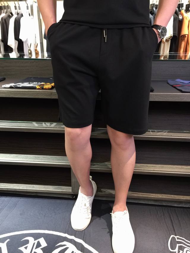 套 短裤细节图Lp家胖哥哥福音2580夏季最新系列套装 上衣独特的V领设计 搭配简约短裤 一套帅气十足 高档丝光珠地棉面料 透气舒适细腻柔软 面料 辅料全部原版