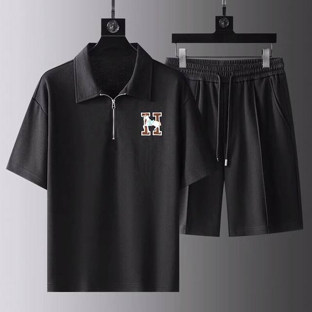 Hermes 爱马仕新款男士短袖短裤圆领套装 官网同步销售 市面高端版本 手感细腻柔软 让你穿着更加舒适 立体裁剪版型超赞 尺码:S-Xl 宽松版 最大穿到21