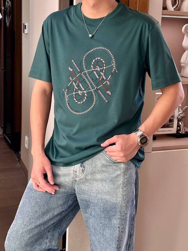 Hermes 爱马仕2025春夏最新马鞭刺绣图案短袖圆领T恤衫 宽大版型Over Size风格 完全不挑身材 整体效果宽松却极具韵味 不会松垮到没型 穿搭更是万