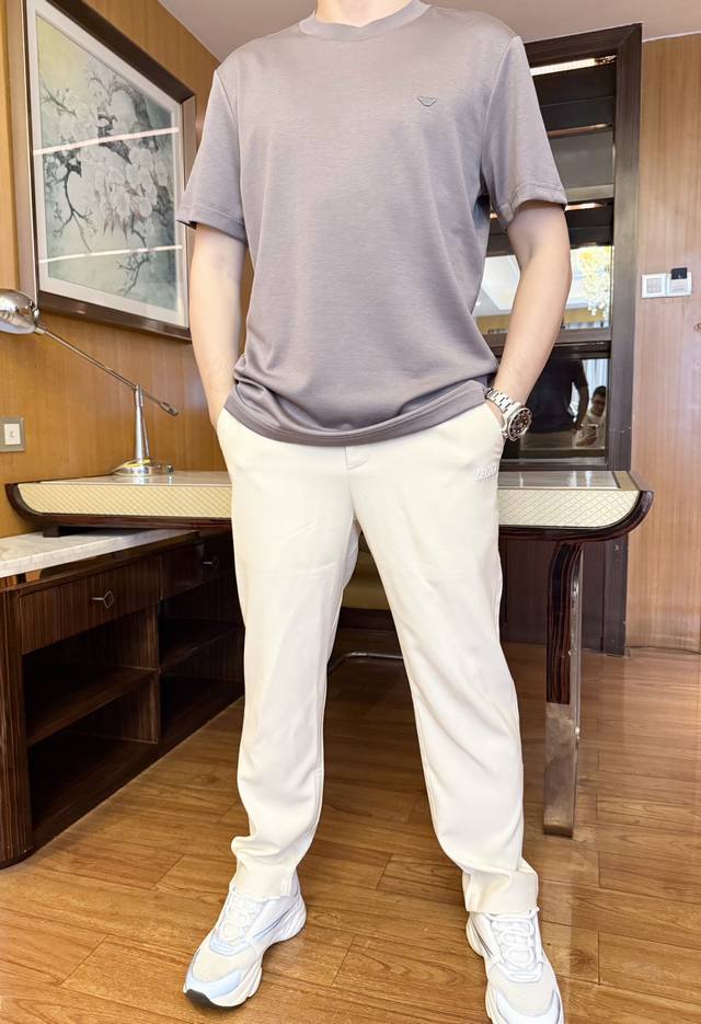 阿玛尼-2025专柜最新爆款T恤出货 欧美专柜热销单品 精选意大利进口莫代尔棉面料搭配时尚的设计 胸前的品牌标志标志彰显韵味 您绝对值得拥有 码数 48-56
