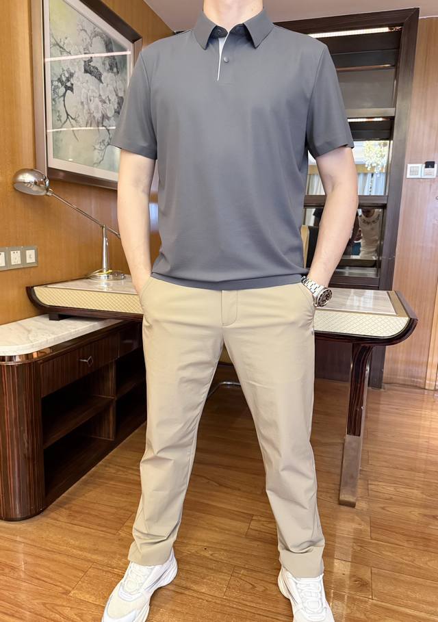 杰尼亚-2025爆款polo最新配色出货 欧美热销单品 精选意大利进口再生纤维面料搭配最新的设计 边缘采用无痕压胶和定制纽扣雅致不失时尚 商务休闲精品 码数 M