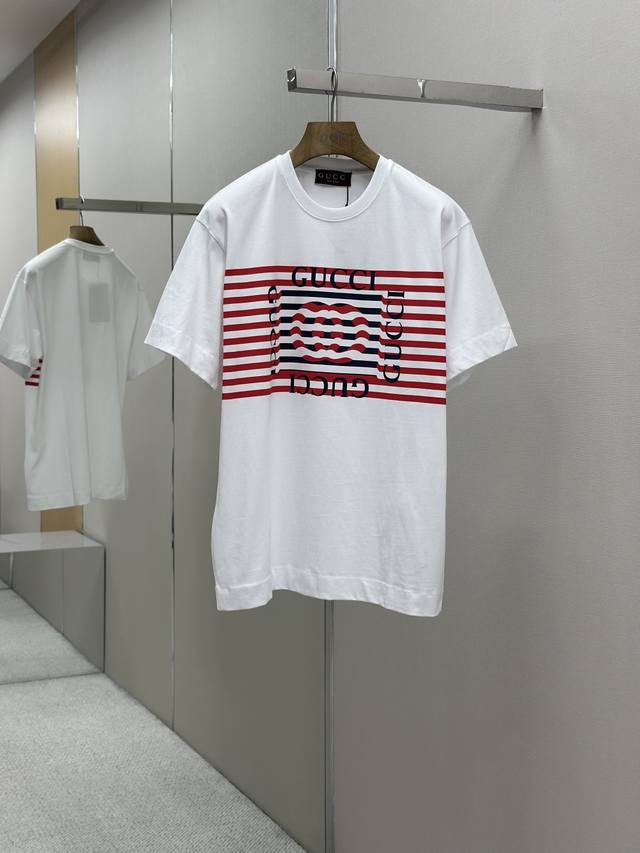 Gucci 红浪印花圆领短袖 纯棉质针织平纹面料 采用15S精棉平纹面料 230G 搭配32S双纱螺纹 300G 采用精梳工艺处理的棉纤维制成的平纹织物 相对于