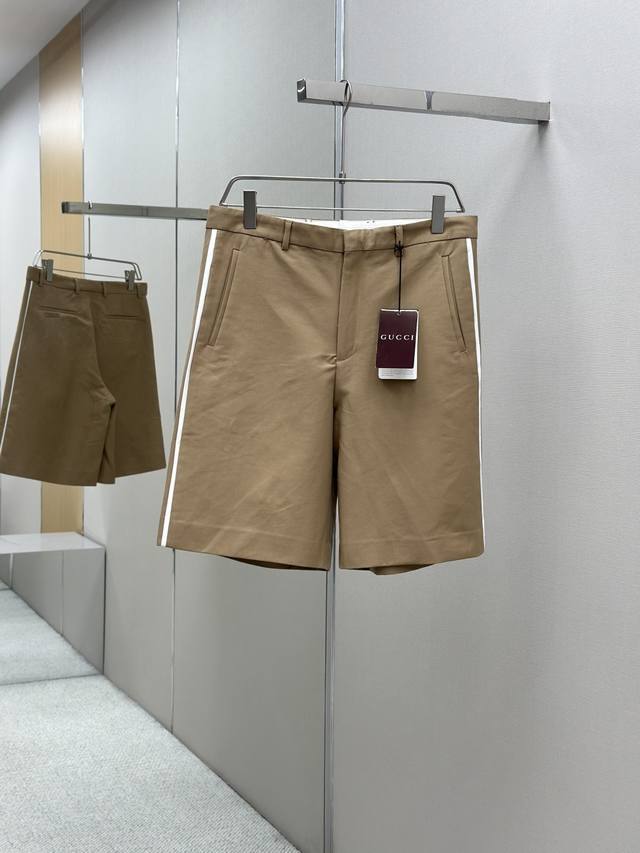 G家 2025春夏系列呈献短裤单品 以低调内敛之道展现标识细节 这款短裤采用米色西裤面料打造 Gucci印花压纹标识精彩点缀背面 侧边白色拉条装饰 高版本 码数