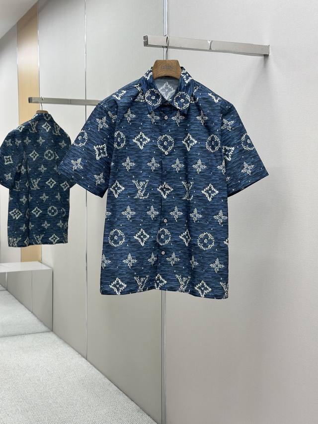 lv 25Ss新款短袖衬衣 波涛翻涌的纹理之上 航行的小船巧妙汇聚成全幅 Monogram 图案 可搭配同款单品 打造瞩目池畔造型 码数 S.M.L.Xl