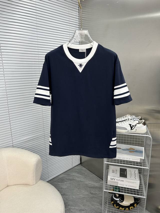 Dior迪奥 2025春夏新款高克重重磅圆领短袖出货啦 春夏出门必备款 定制高克重纯棉面料 搭配当下流行重工工艺 做工走线精细 面料上身舒适 三标齐全 超帅上身