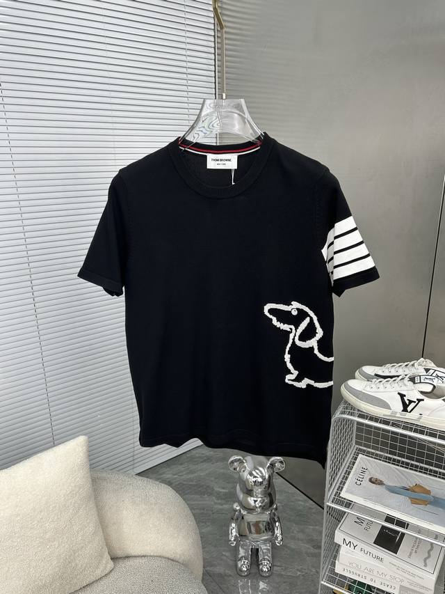 Tb汤姆布朗 Thom Browne 汤姆布朗 拼色腊肠狗图案 升级 灵感源自八十年代复古 原版面料 官方同款 针织 圆领短袖 定制 网纱毛衣针织面料 手感非常