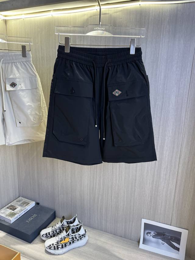 Gucci古奇 2025夏季新款男士休闲短裤 高级定制夏季专用休闲裤透气面料 透气舒适度高 细节无可挑剔 品牌元素设计理念 体现高品质 手感细腻柔软 呈现休闲裁