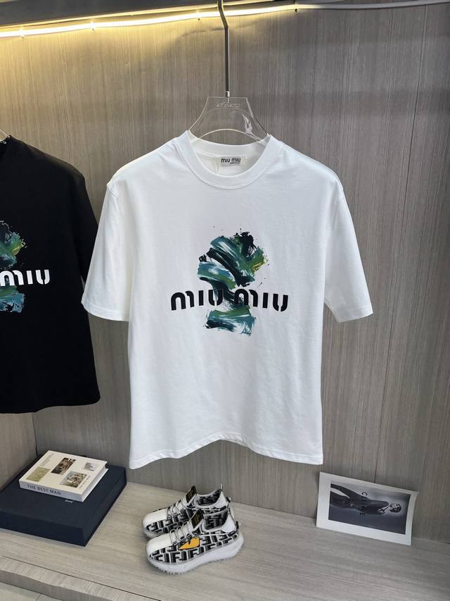 Miu Miu缪缪 2025Ss春夏最新款短袖T恤出货啦 2025新款T恤 高版本专用面料 高克重纯棉丝光面料 上身舒适不失挺阔 针脚刺绣工艺 数字印花 植绒工