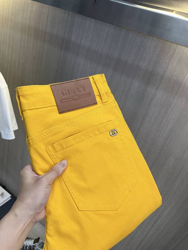Gucci古奇 2025新品男士牛仔裤 面料舒适弹性好 独家发售 时尚优雅 重工艺设计 采用原色酵母水洗工艺 精选进口重磅丹宁牛仔面料 配定制五金装饰 真皮皮牌
