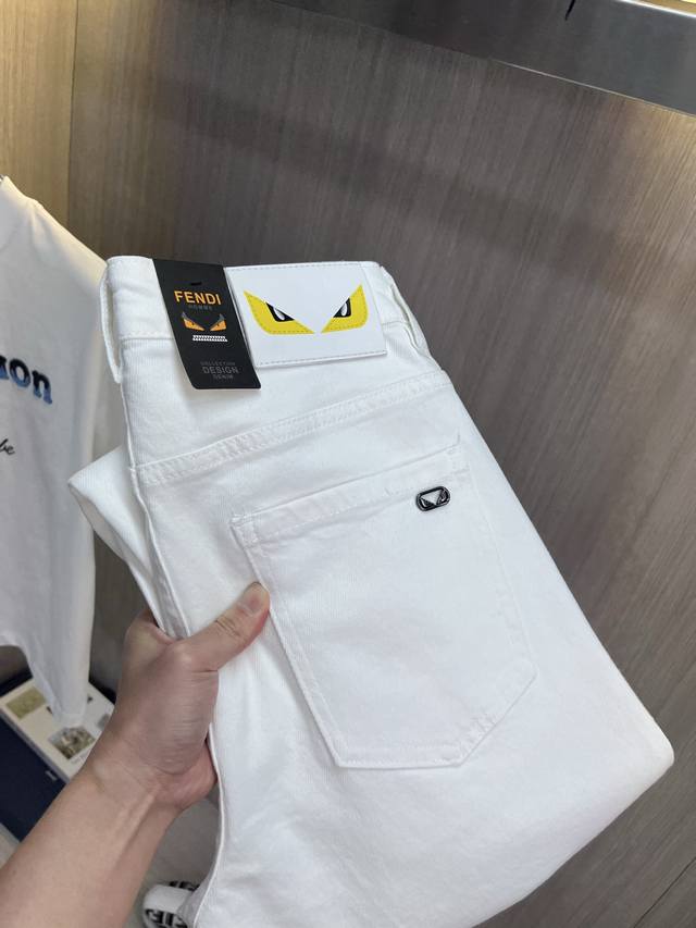 Fendi芬迪 2025新品男士牛仔裤 面料舒适弹性好 独家发售 时尚优雅 重工艺设计 采用原色酵母水洗工艺 精选进口重磅丹宁牛仔面料 配定制五金装饰 真皮皮牌