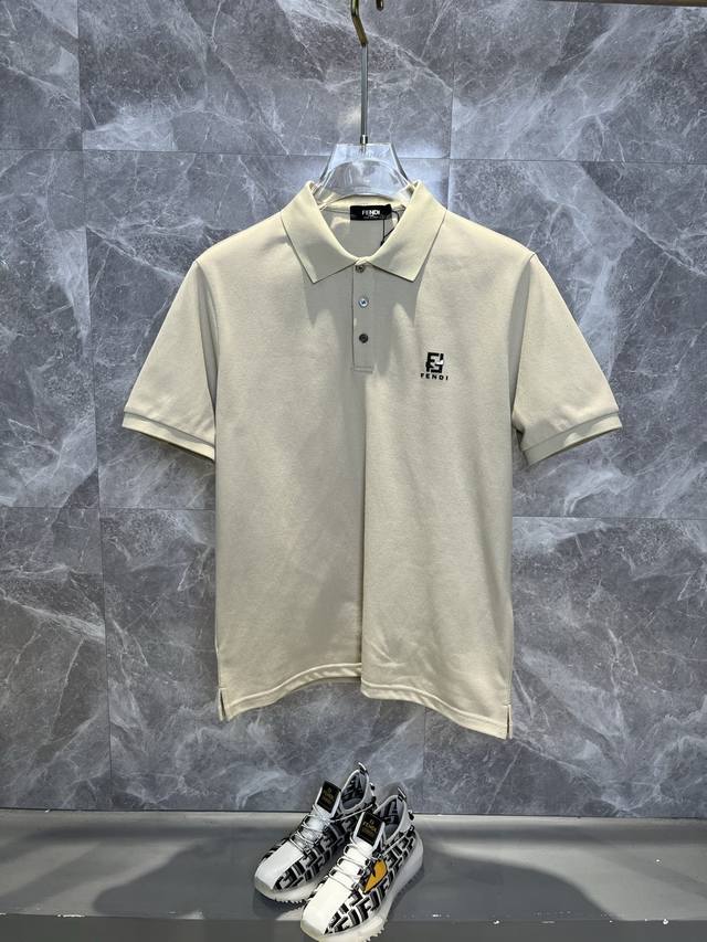 Fendi芬迪 2025春夏新款polo衫商务休闲翻领短袖T恤 精致合体的剪裁版型衬托出了极简主义的设计风格 把优雅风展露的一览无余 高克重260G纯棉珠地面料