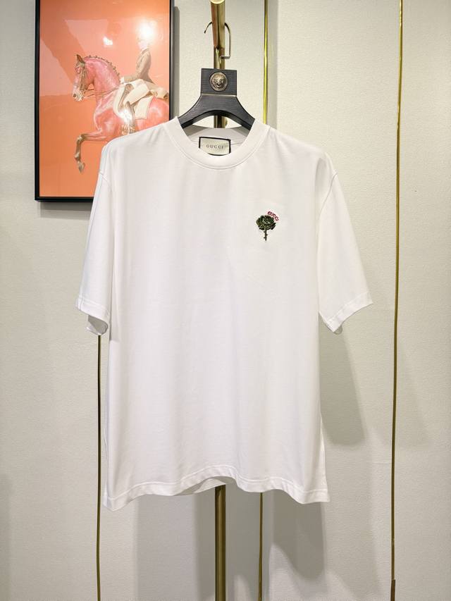 Gucci古驰微标战马短袖T恤 纯棉面料 面料柔软 亲肤舒适 正面饰有发泡工艺微标战马标识 设计师Daniel Lee带着巴宝莉战马标回归 象征着Burberr