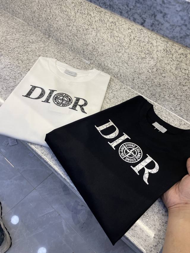 Cd迪澳25 Ss新品春夏首发专柜 最新款短袖圆领T恤高端订制 设计前卫时尚 品牌Logo重工艺设计高端定制欧棉180克面料手感柔软.穿着舒适.专柜级别精致车线