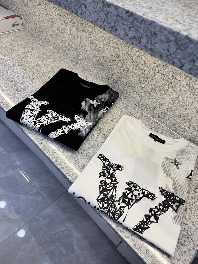 Ly驴牌25 Ss新品春夏首发专柜 X最新款短袖圆领T恤高端订制 设计前卫时尚 品牌Logo重工艺设计高端定制欧棉180克面料手感柔软.穿着舒适.专柜级别精致车