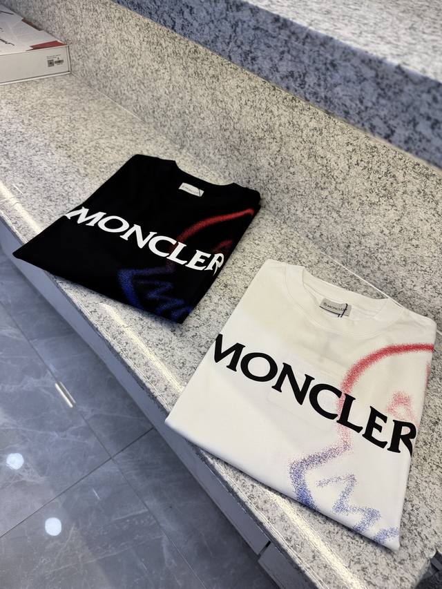 Mc盟扣莱25 Ss新品春夏首发专柜 X最新款短袖圆领T恤高端订制 设计前卫时尚 品牌Logo重工艺设计高端定制欧棉180克面料手感柔软.穿着舒适.专柜级别精致